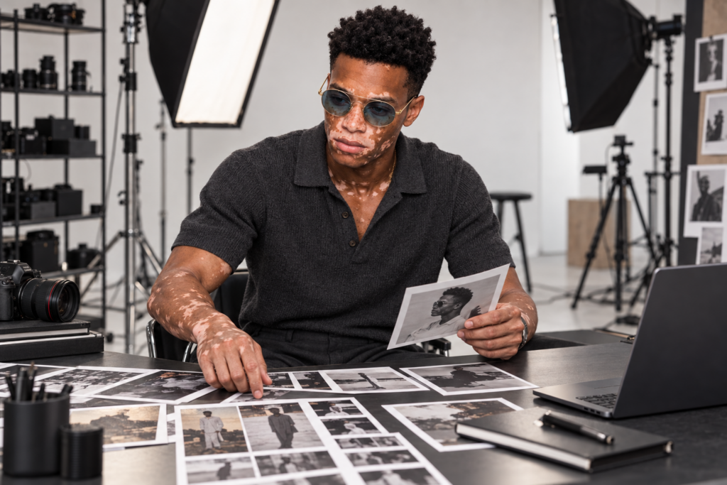 Alex Novai dans son studio photo